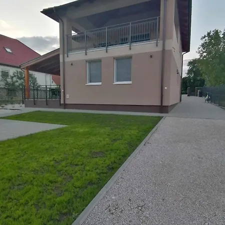 Leona Guest house